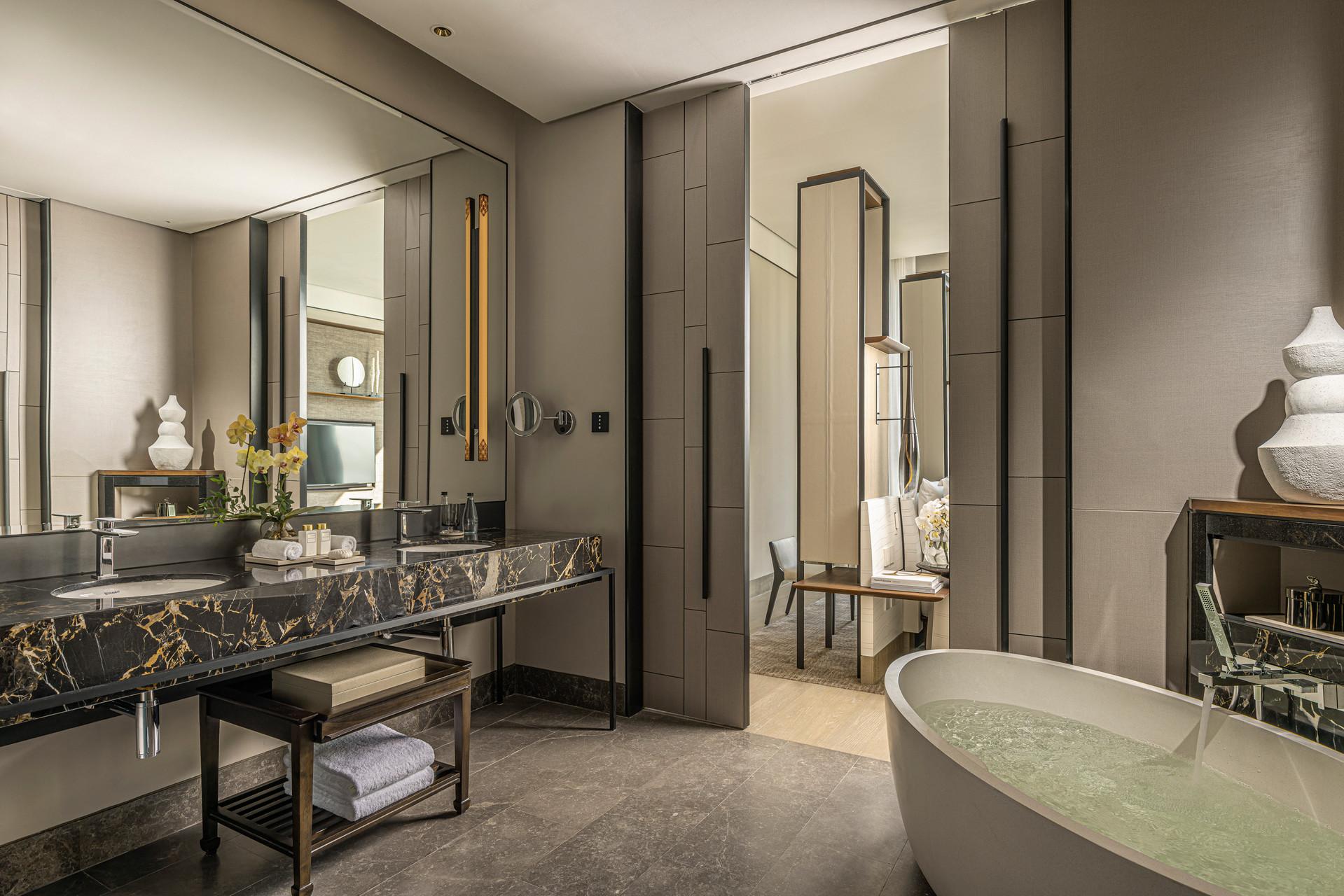 Four Seasons At Chao Phraya River