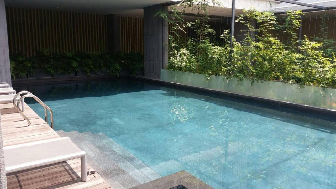 Rumah liburan 5 Stars 1 Bedroomtub Bathshower Downtown Near Emquartier Shopping Mall *