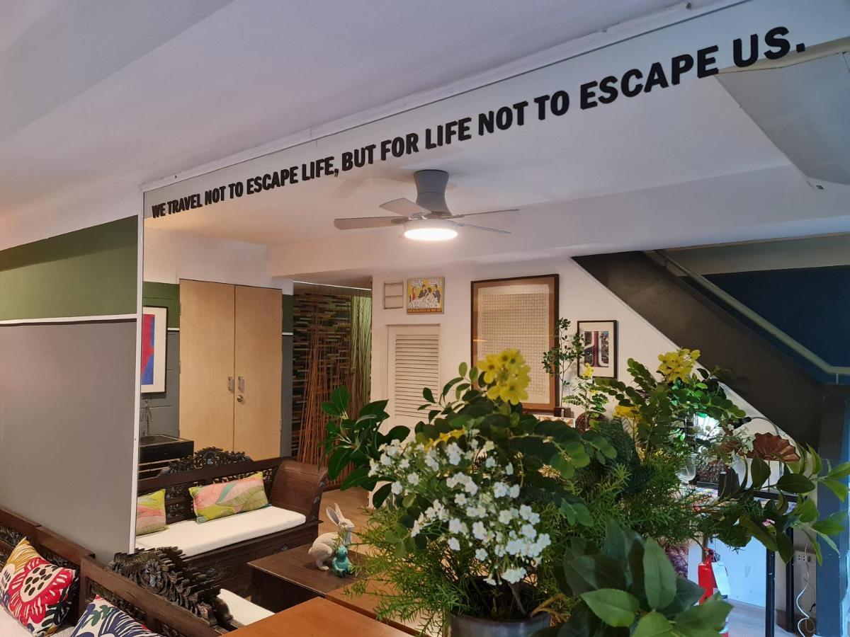 Somewhere To Escape - Hometel Hotel
