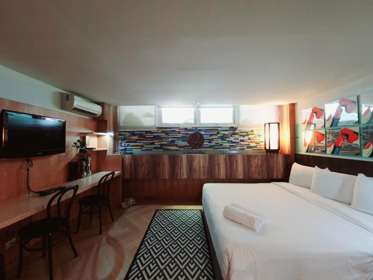Somewhere To Escape - Hometel Hotel 3*