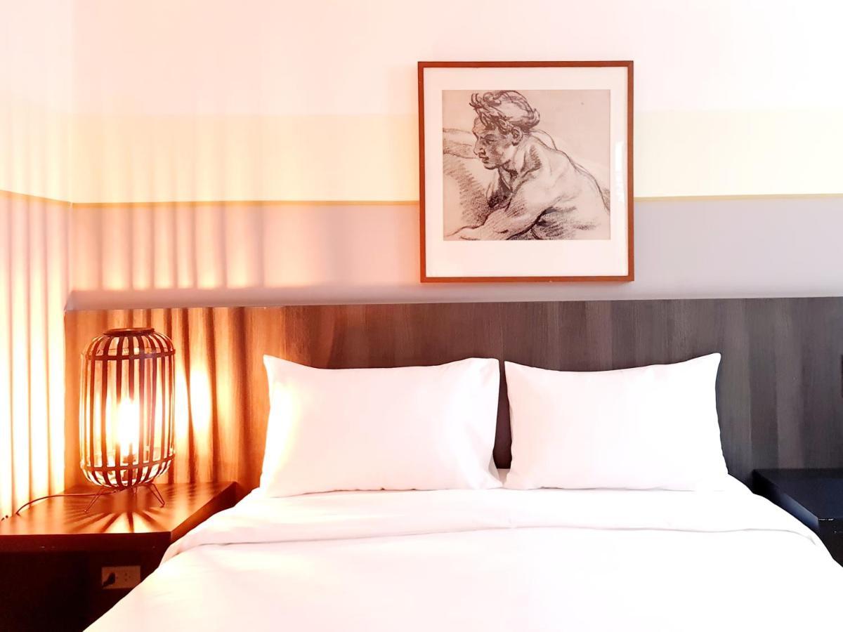 Somewhere To Escape - Hometel Bangkok