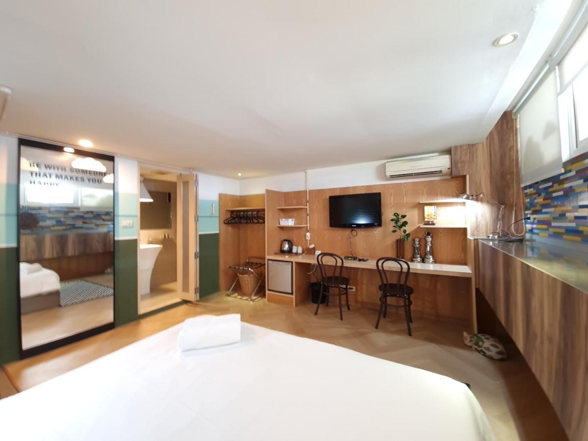 Somewhere To Escape - Hometel Hotel 3*