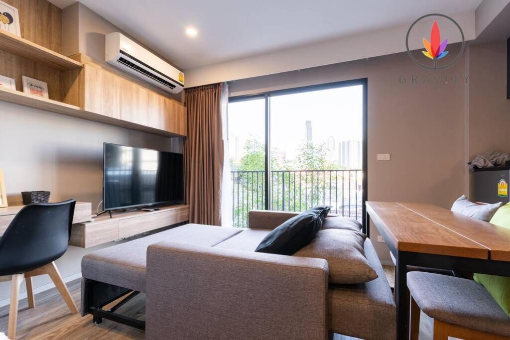 Bts Surasak Riverside Apartment: Ferris Wheel Views & Pool Access Apartment
