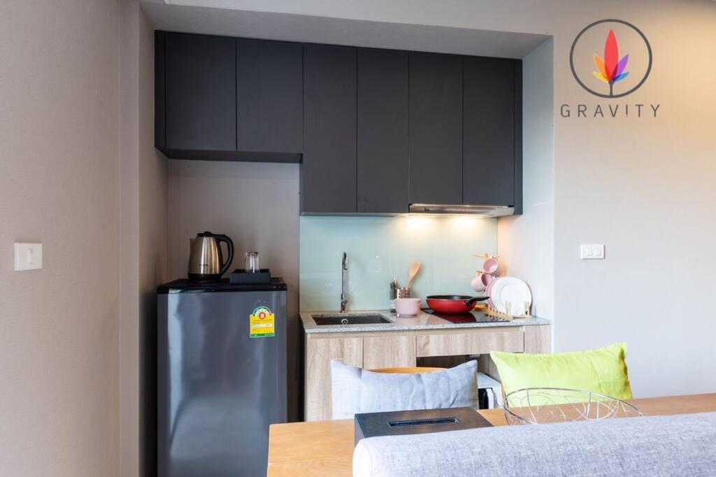 Bts Surasak Riverside Apartment: Ferris Wheel Views & Pool Access Apartment