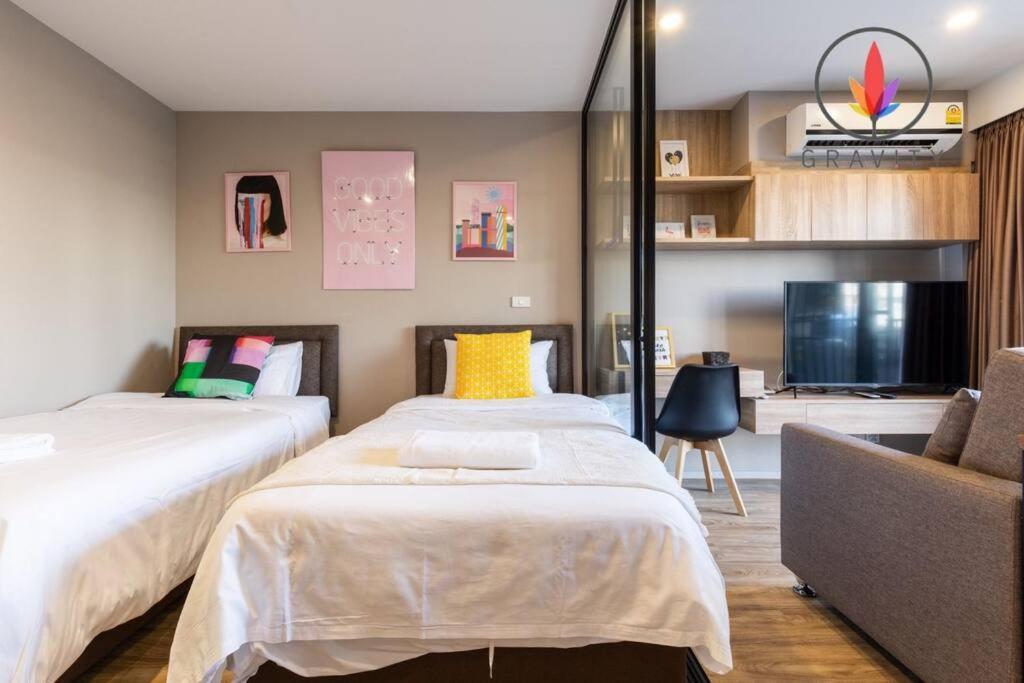 Bts Surasak Riverside Apartment: Ferris Wheel Views & Pool Access Apartment Bangkok
