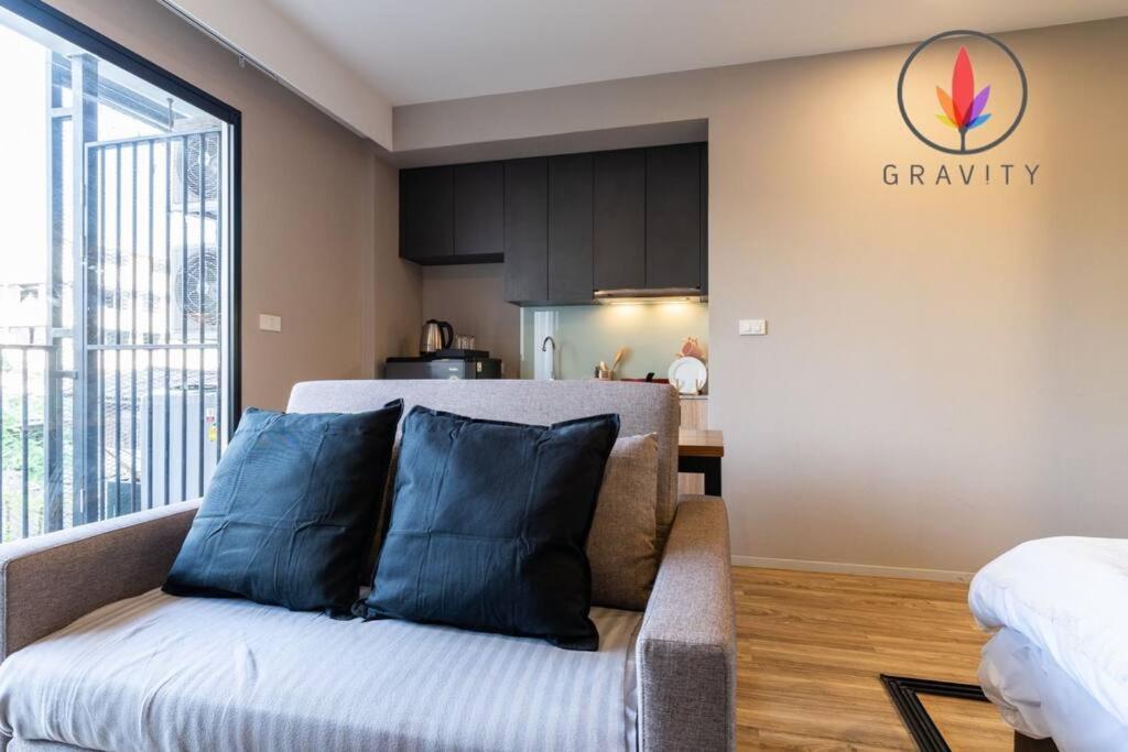 Bts Surasak Riverside Apartment: Ferris Wheel Views & Pool Access Apartment *