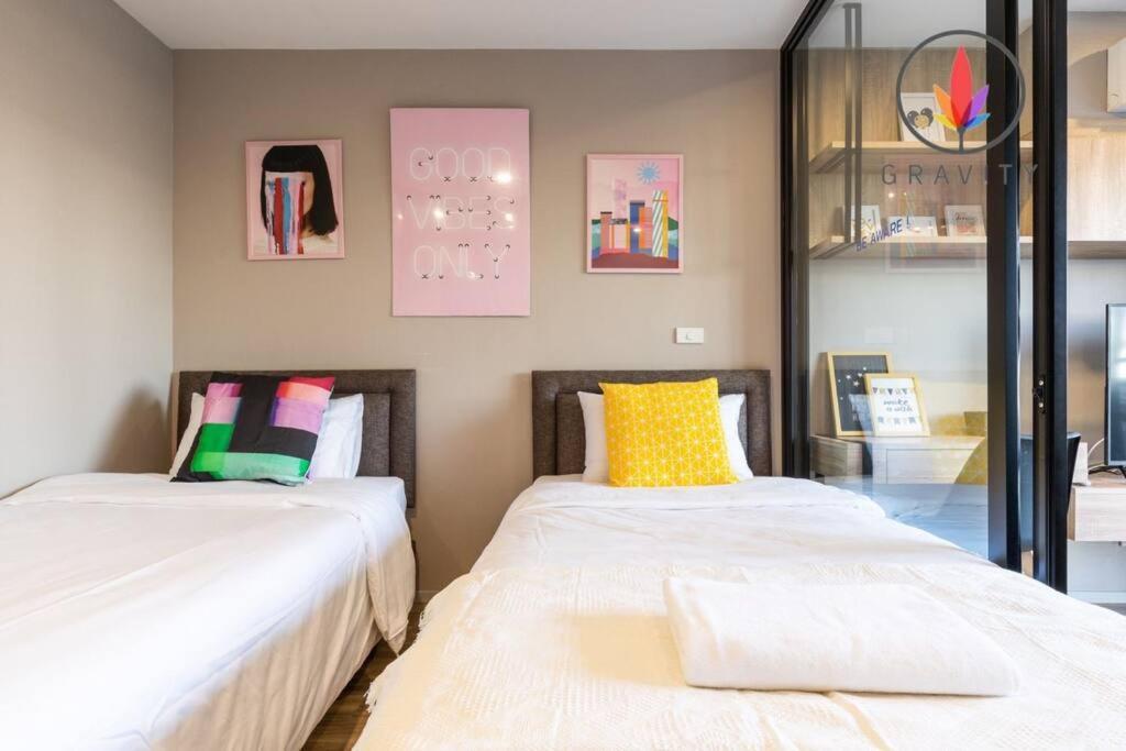 Bts Surasak Riverside Apartment: Ferris Wheel Views & Pool Access Apartment *