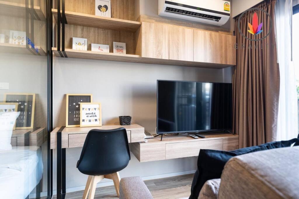 Apartment Bts Surasak Riverside Apartment: Ferris Wheel Views & Pool Access Bangkok