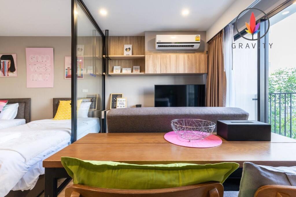 Bts Surasak Riverside Apartment: Ferris Wheel Views & Pool Access Apartment *