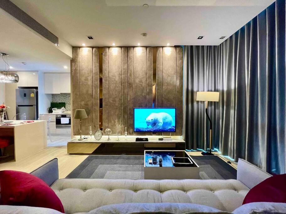 Luxurious In Prime Area *