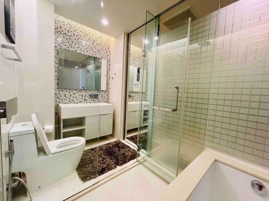 Luxurious In Prime Area Apartment