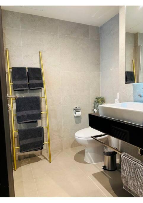 Apartment Serene In The Heart Of Bkk - The Great Wave *