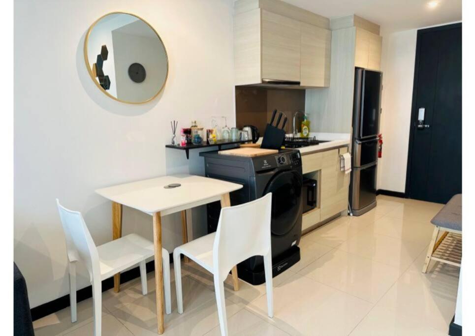 Apartment Serene In The Heart Of Bkk - The Great Wave *