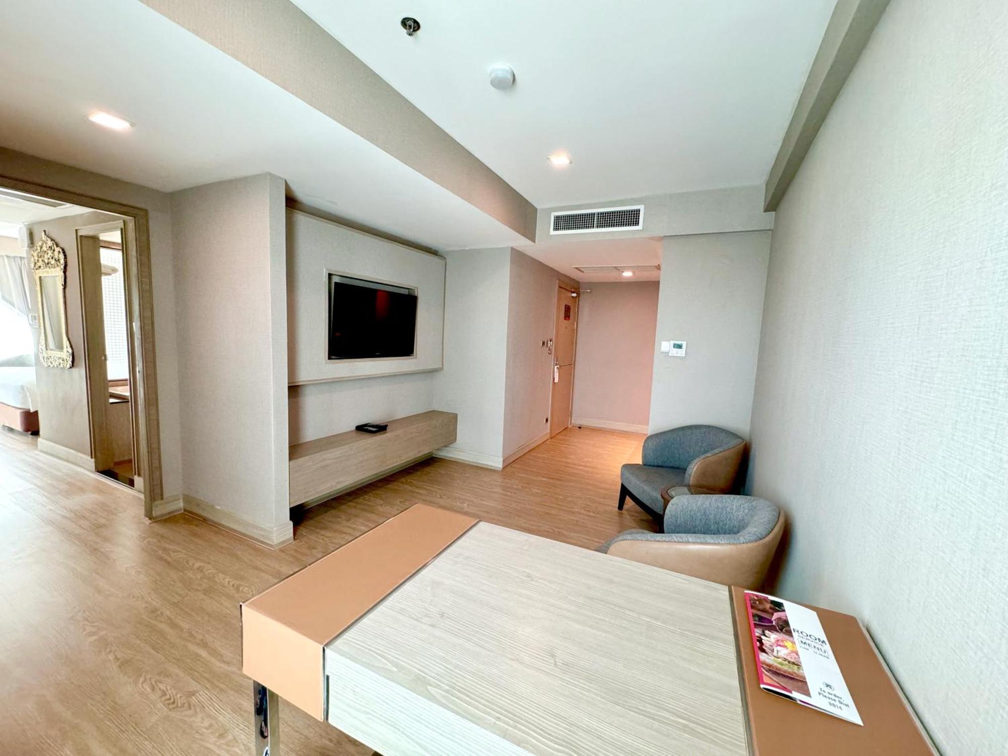Ramada By Wyndham Sukhumvit 11 Hotel