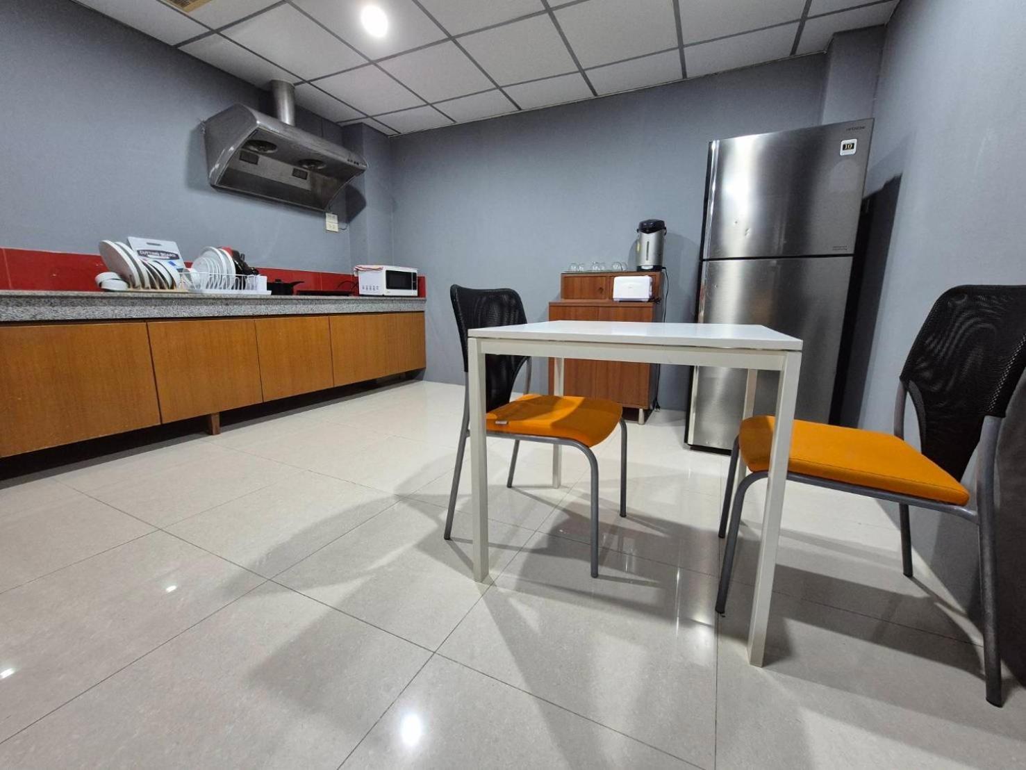 Phuket Vibe, House, 7 Mins To Bts, Center, Private In Sathon, Private Bathroom, Bangkok, Thailand Wisma tamu Bangkok