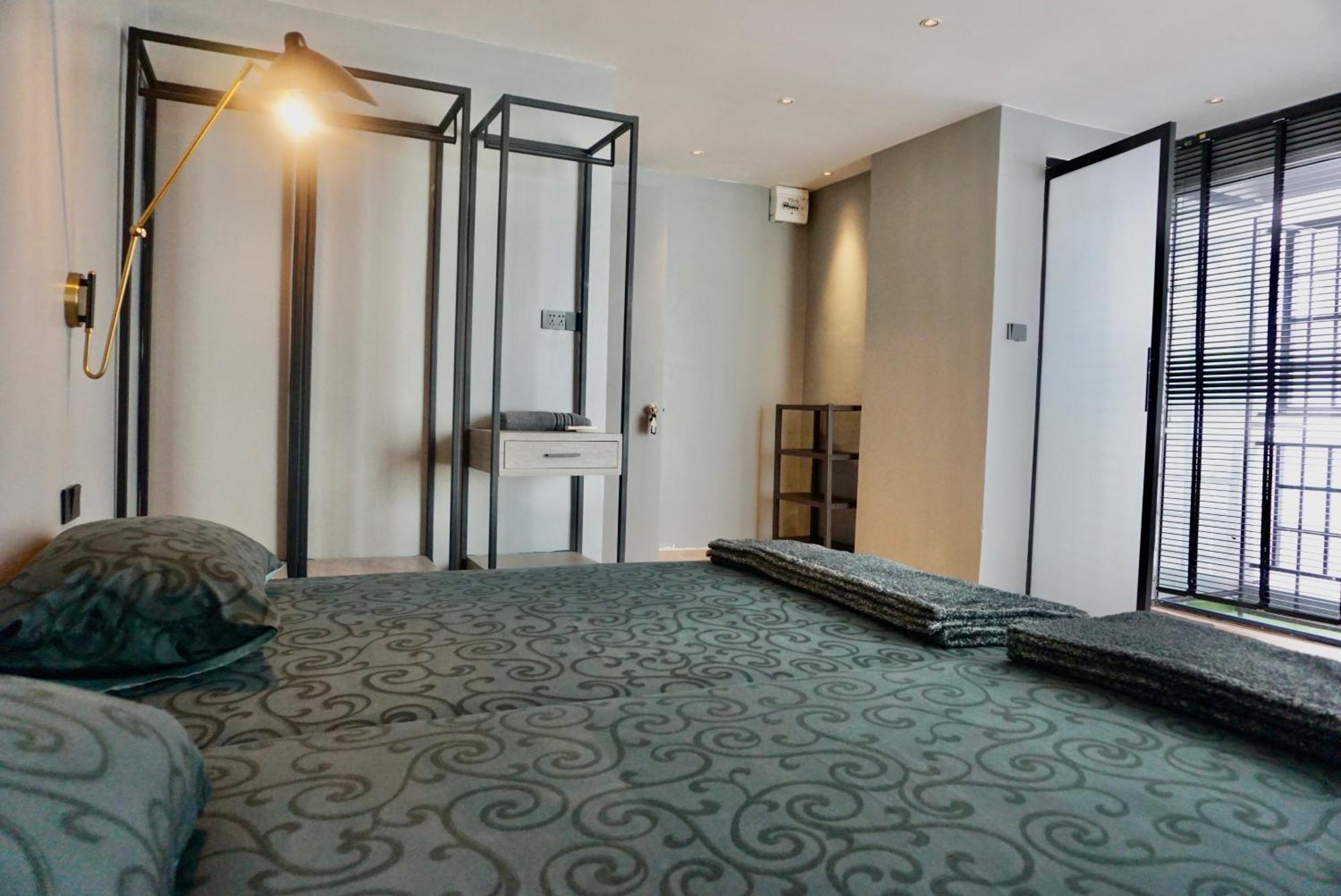 Hip And Funky Silom Soi 3, With Rooftop View Apartment *