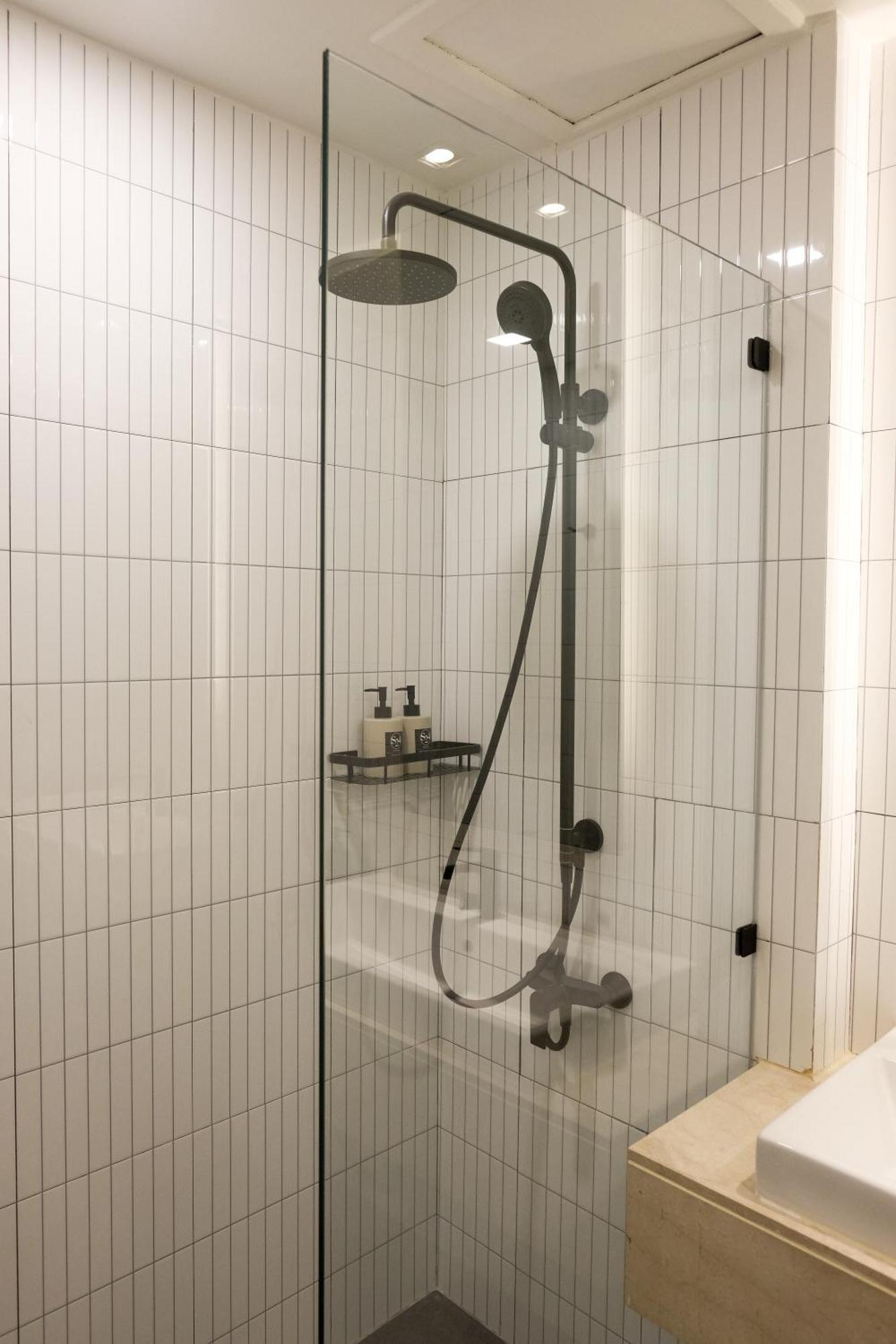 Upscale 3-bedroom 3-bathroom 1 Min To Bts Prompong Apartment