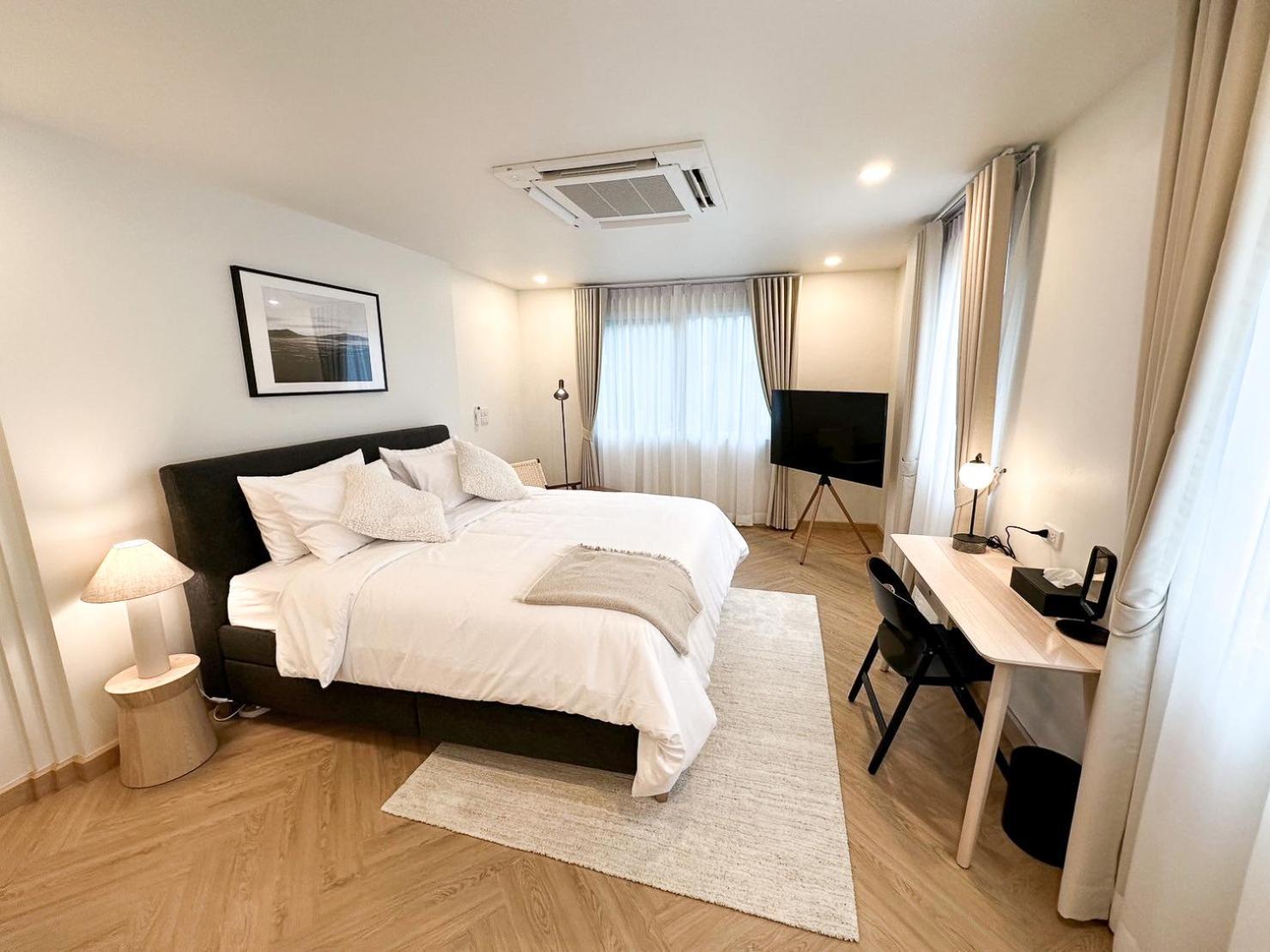 Upscale 3-bedroom 3-bathroom 1 Min To Bts Prompong Apartment *