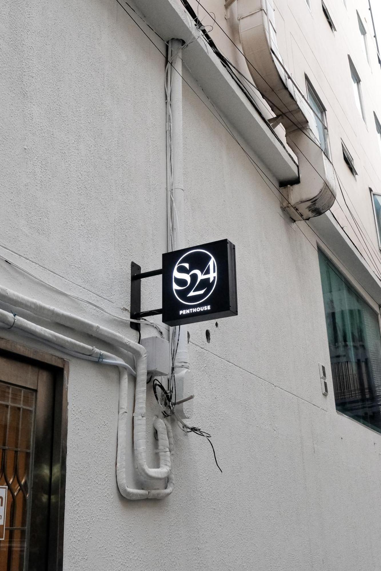 Upscale 3-bedroom 3-bathroom 1 Min To Bts Prompong Apartment