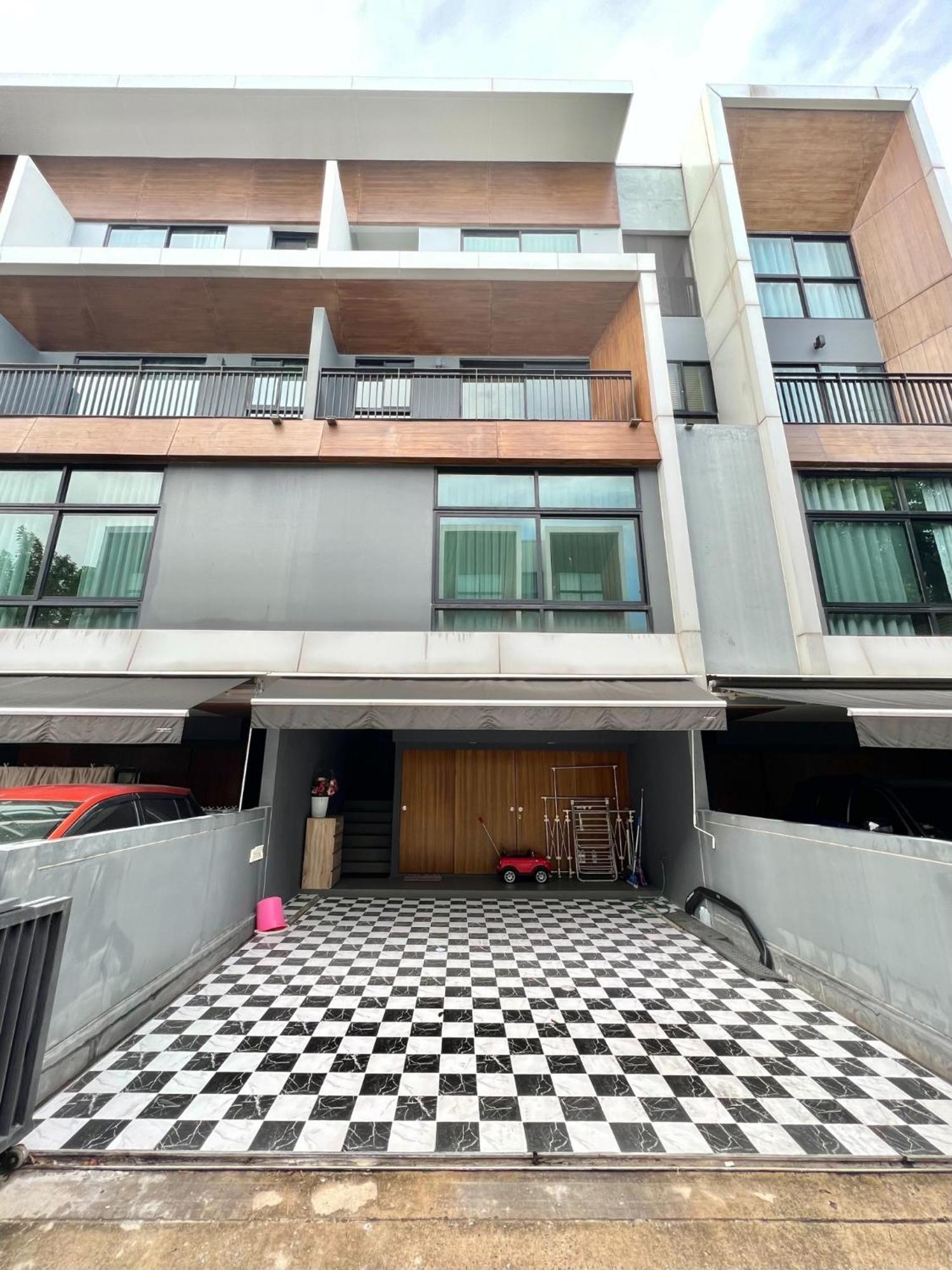 Free Pick Up / Stunning Luxury Family 3b3b Apartemen