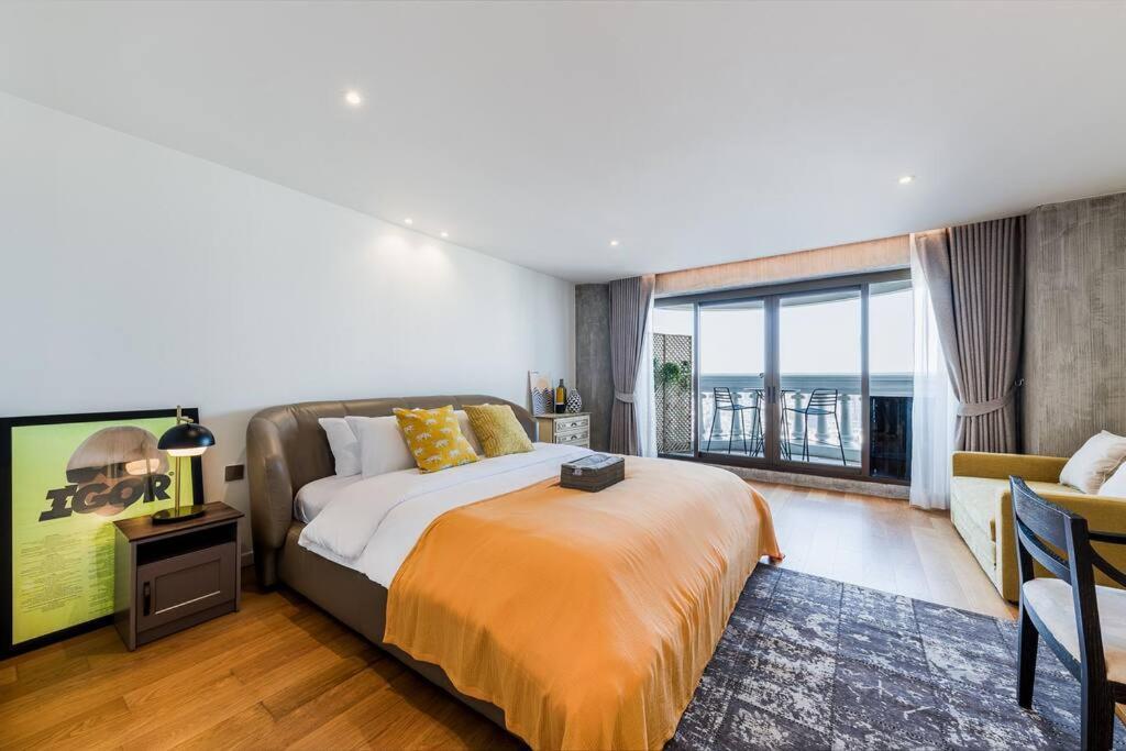 Apartemen Iconic Skyline, Big Apartment, Great Location *