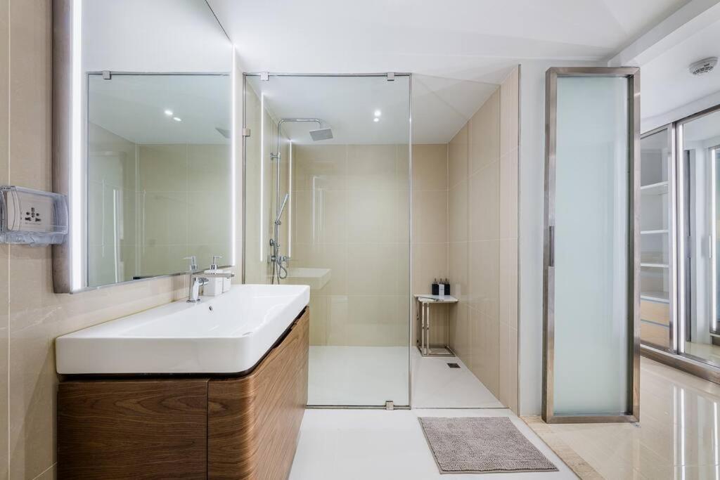 Iconic Skyline, Big Apartment, Great Location Apartemen Bangkok
