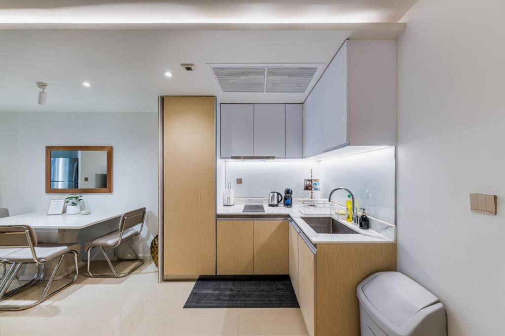 Iconic Skyline, Big Apartment, Great Location Apartemen *