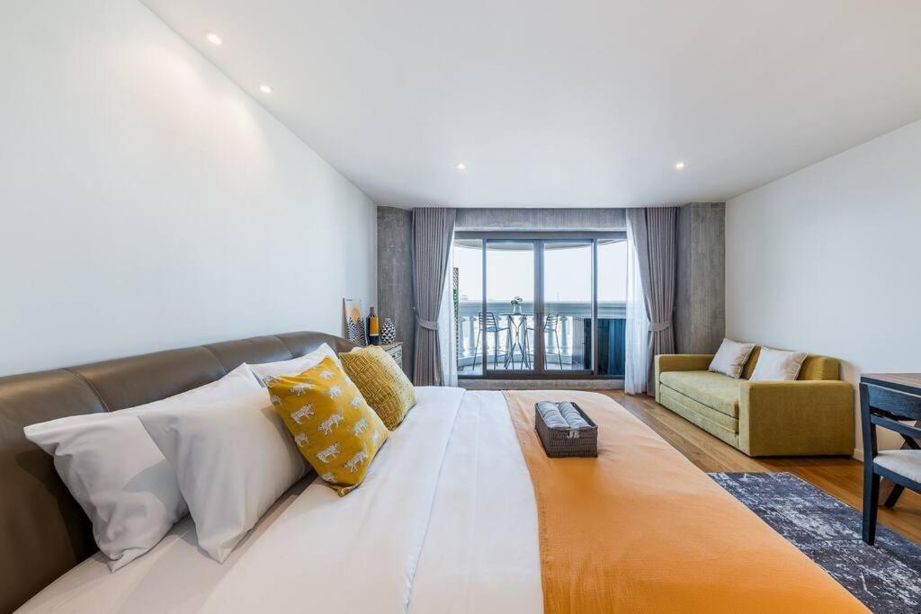 Iconic Skyline, Big Apartment, Great Location Apartemen