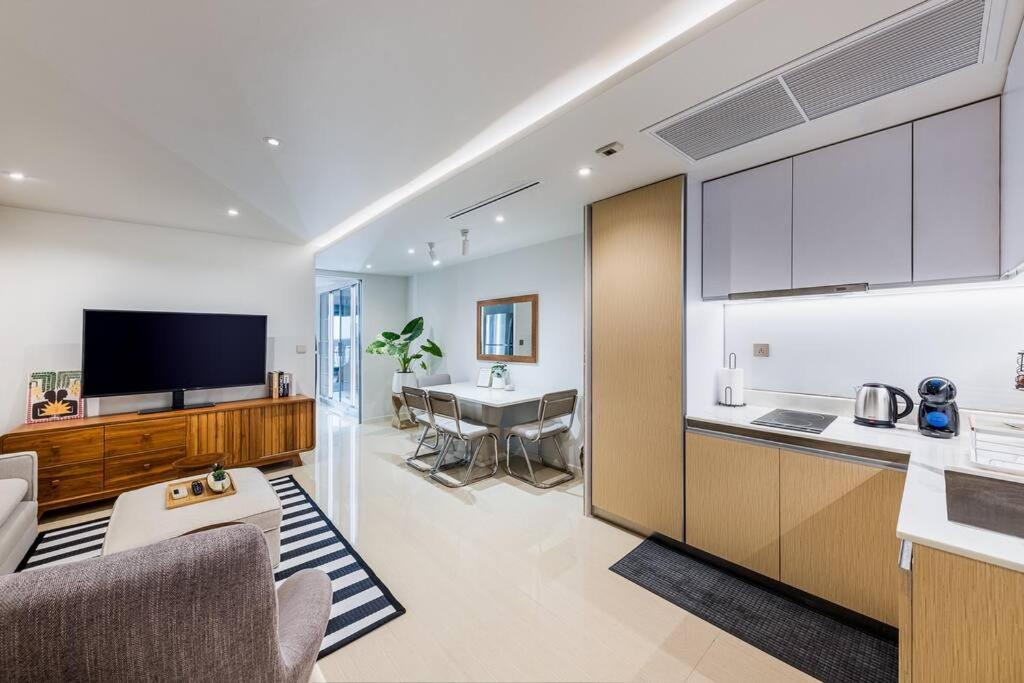 Iconic Skyline, Big Apartment, Great Location Apartemen Bangkok