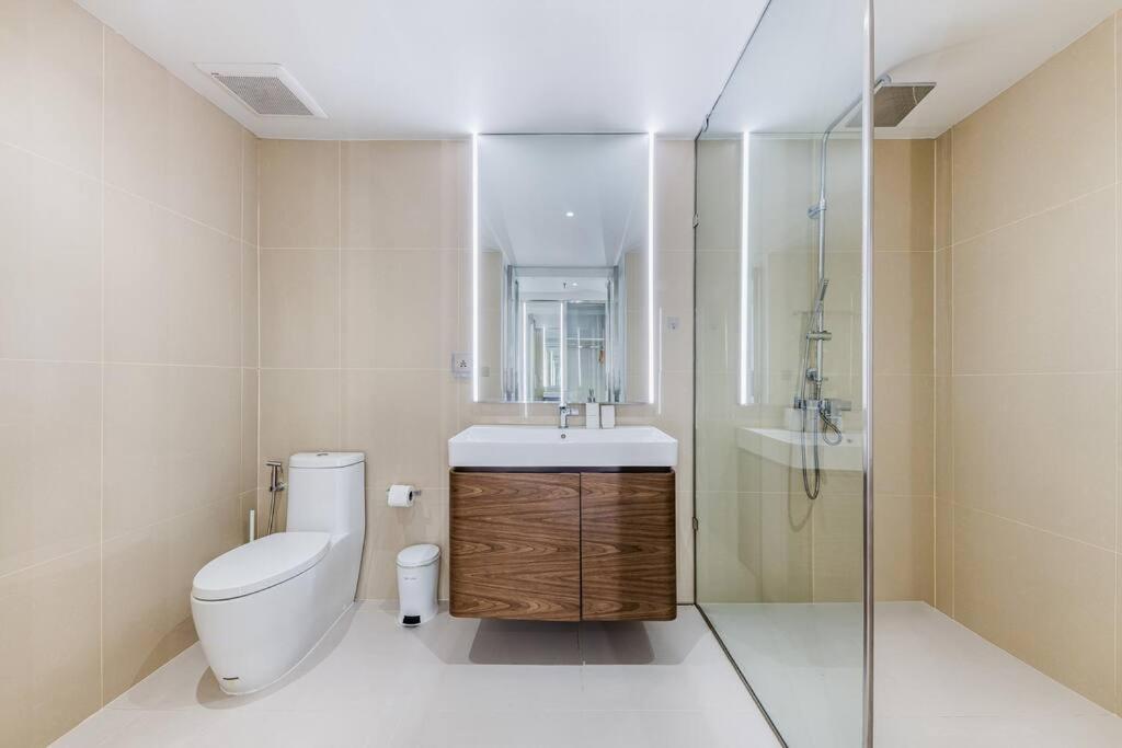 Apartemen Iconic Skyline, Big Apartment, Great Location Bangkok