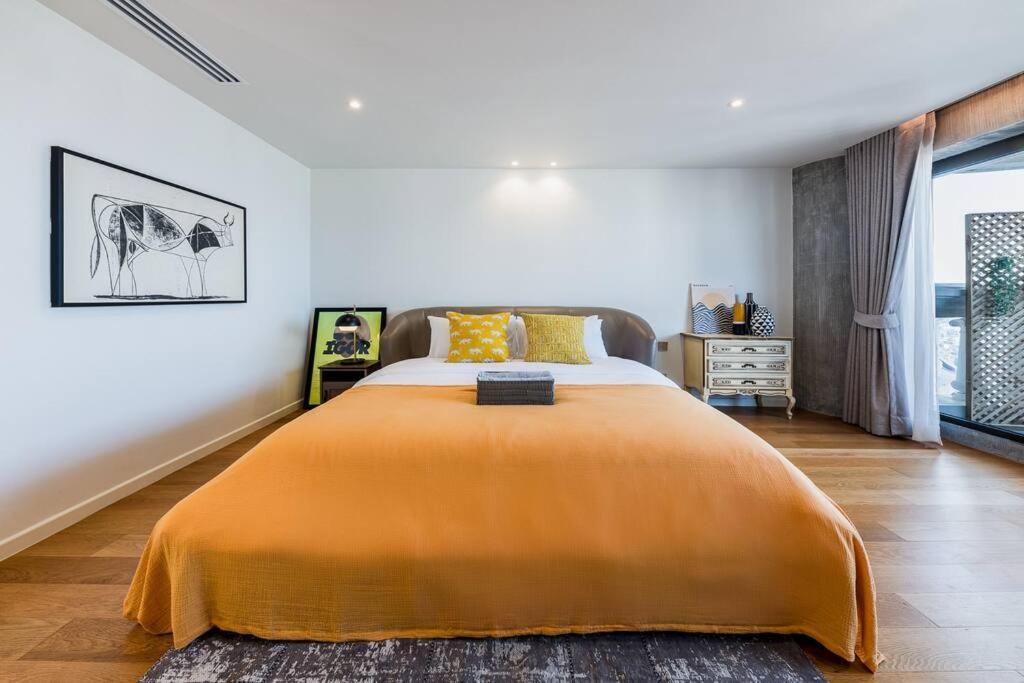 Apartemen Iconic Skyline, Big Apartment, Great Location Bangkok