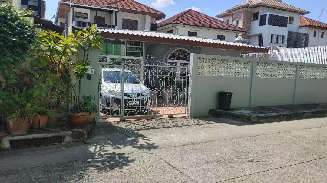 Casa de férias 曼谷辉煌 旺中带静 带庭院的3个房间独立别墅 Bangkok