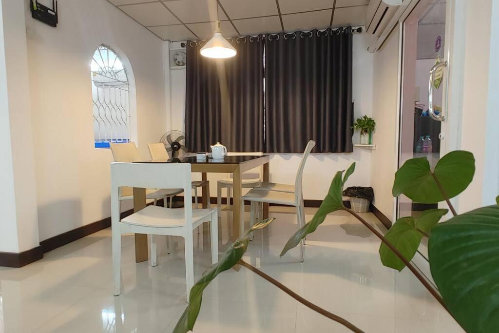 Casa de férias 曼谷辉煌 旺中带静 带庭院的3个房间独立别墅 Bangkok