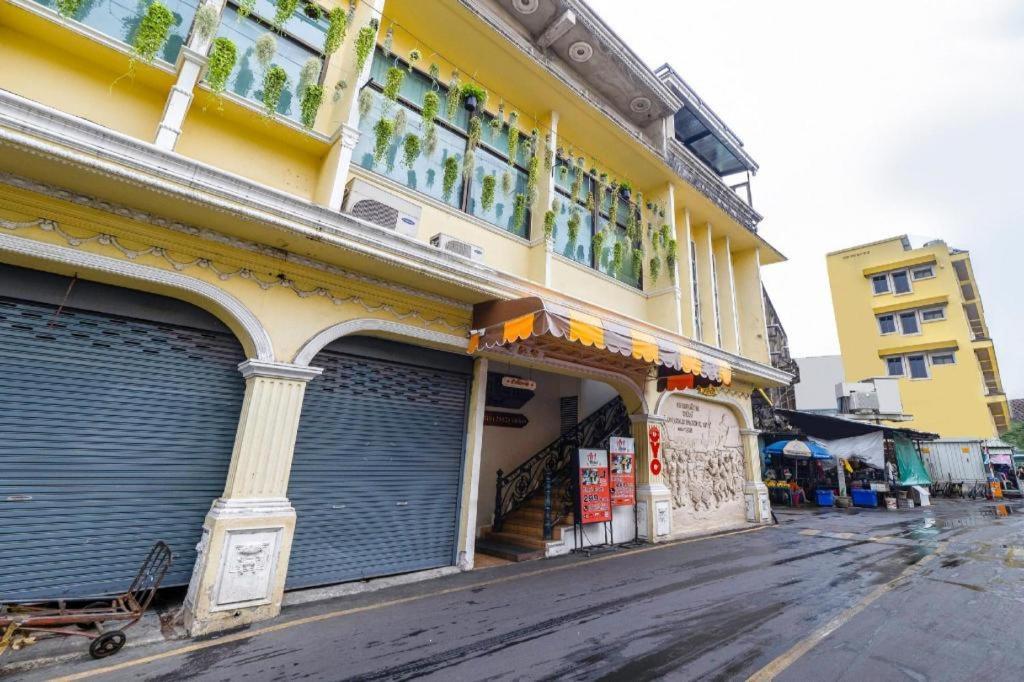 Art Sanamchai Hostel