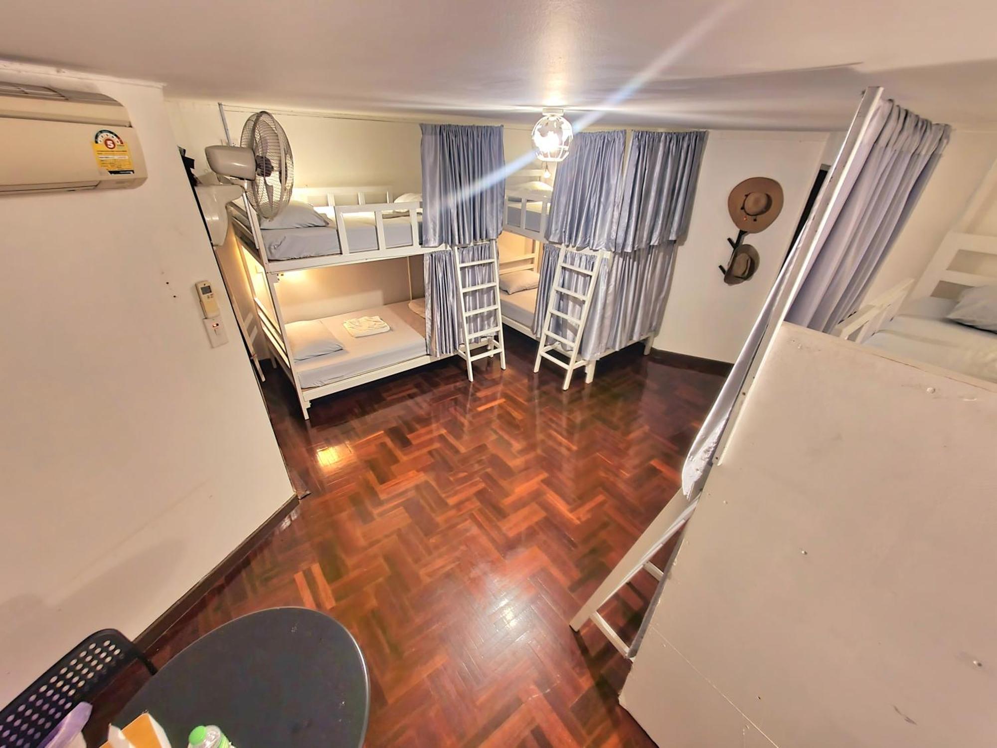 Home16 Sukhumvit16 Hostel