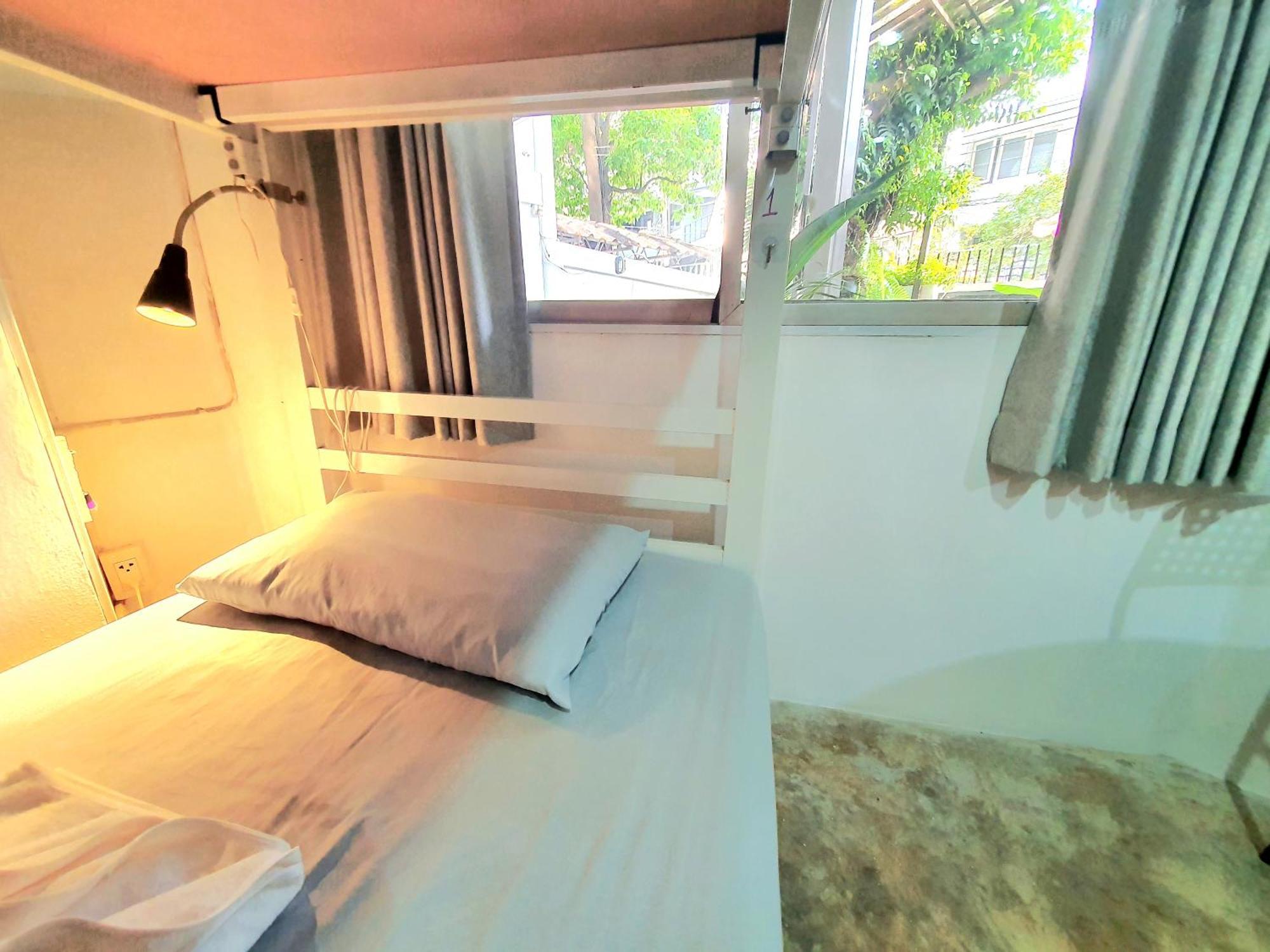 Home16 Sukhumvit16 Hostel