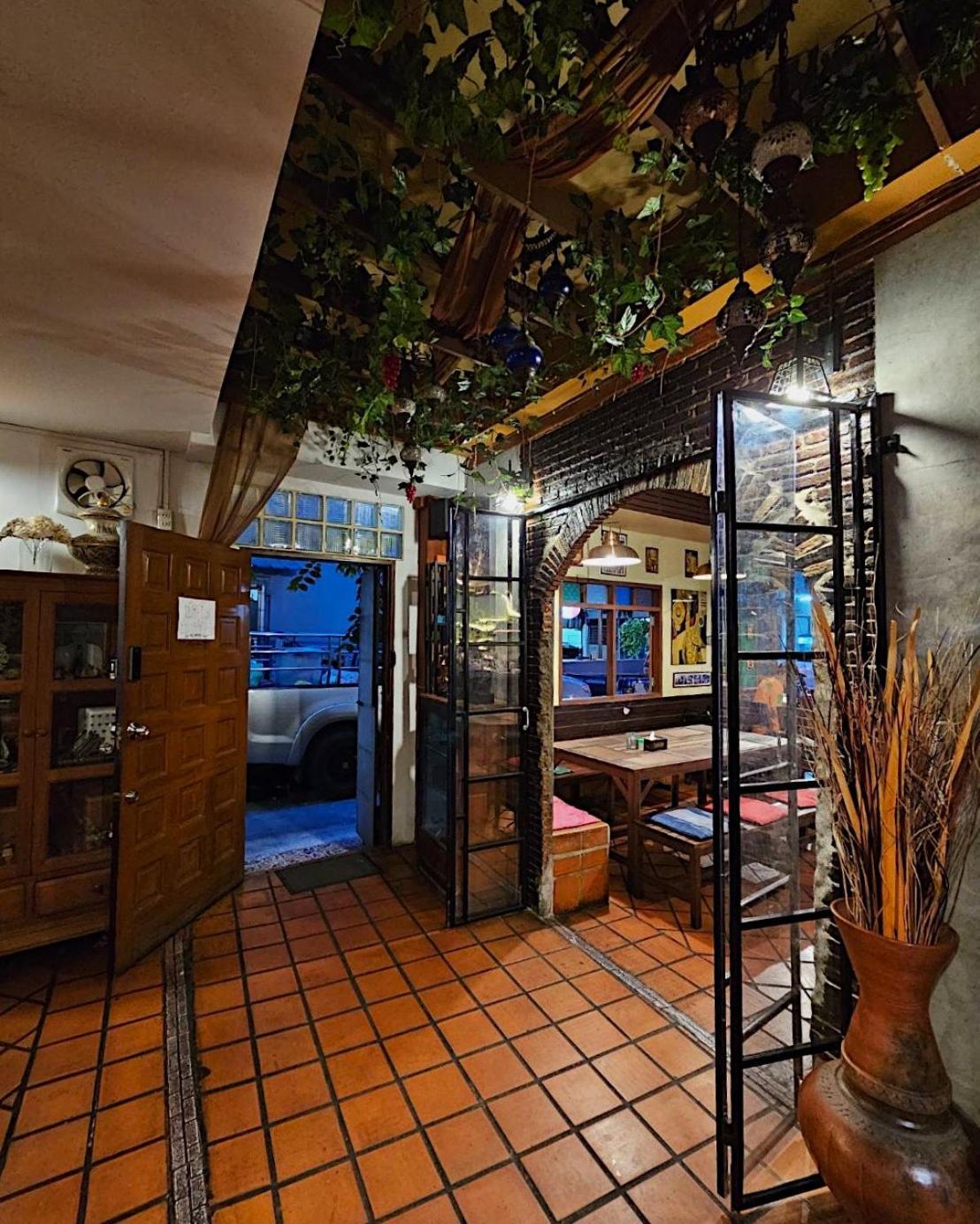 Baan Glang Soi Restaurant & Bed & Breakfast Bangkok