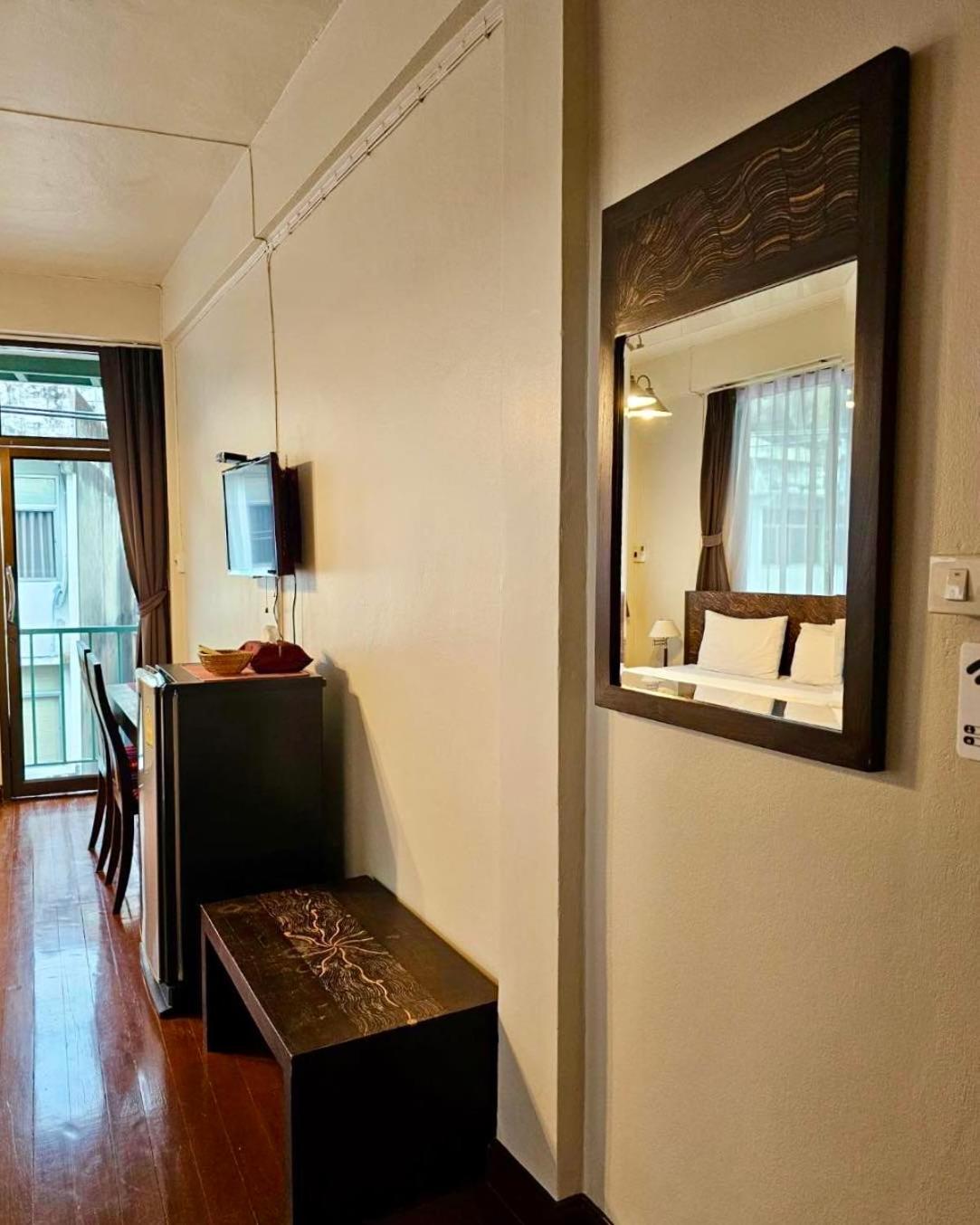 Baan Glang Soi Restaurant & Bed & Breakfast Bangkok