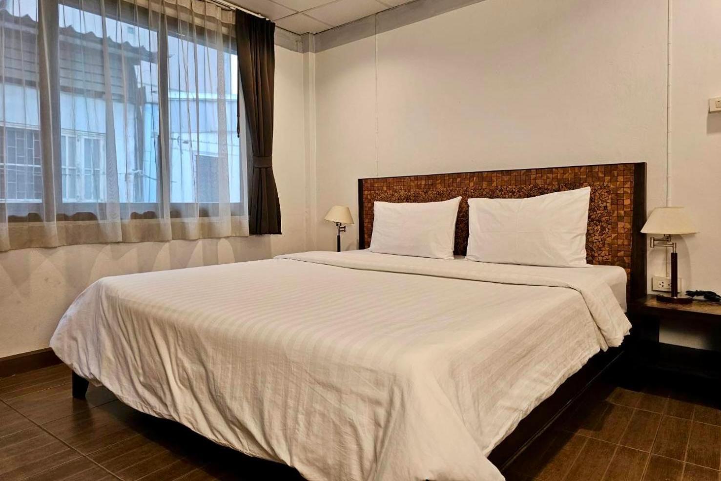 Baan Glang Soi Restaurant & Bed & Breakfast Bangkok