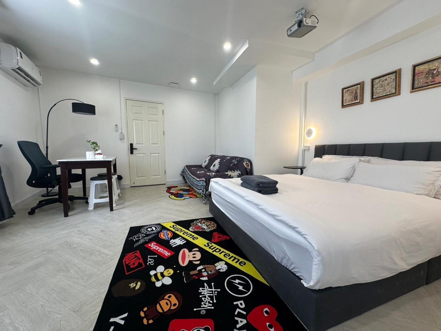 The White Den Sukhumvit 44 Hostel