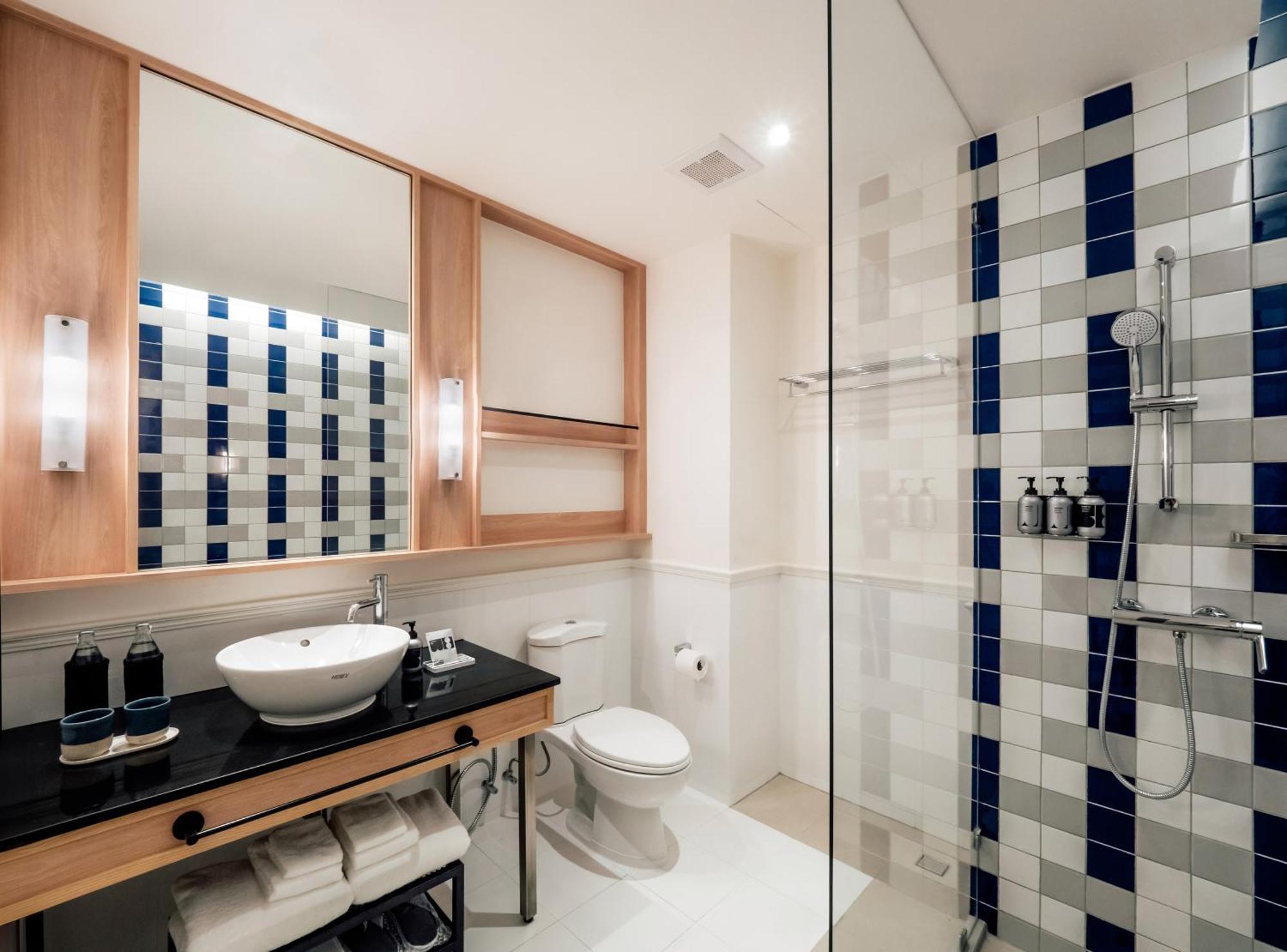 The Standardx, Phra Arthit 4*