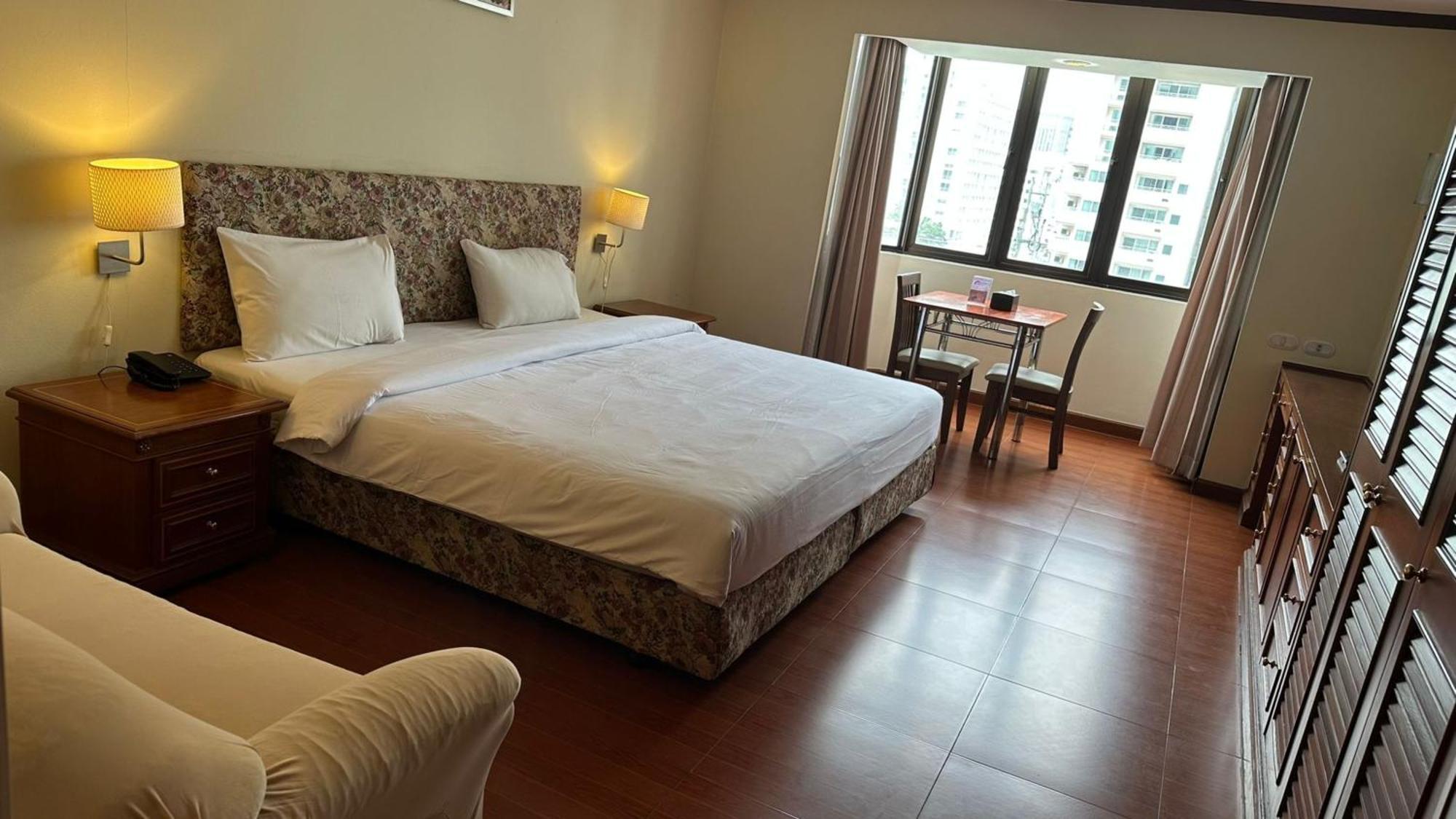 Direct At Omni Complex, Nana Bangkok