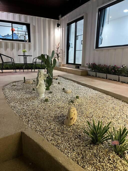 Holiday home 独立庭院 花园式的两卧两卫民宿 近mrt 2 *