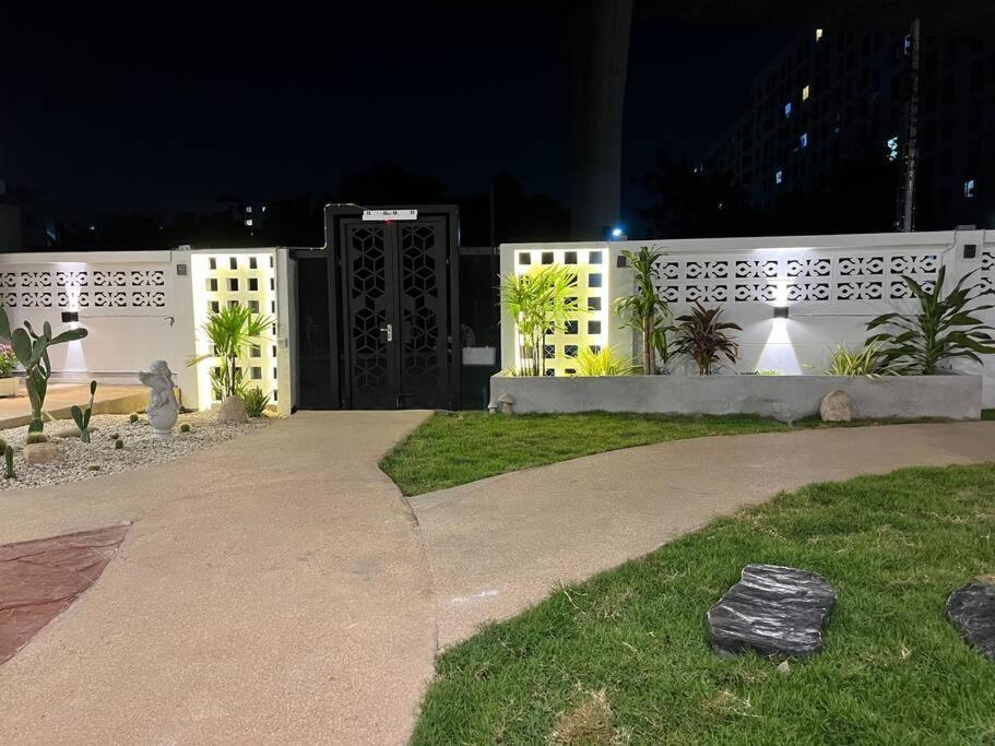 Casa de férias 独立庭院 花园式的两卧两卫民宿 近mrt 2