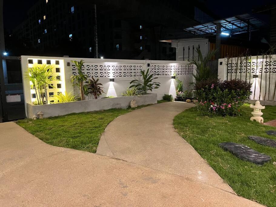 独立庭院 花园式的两卧两卫民宿 近mrt 2