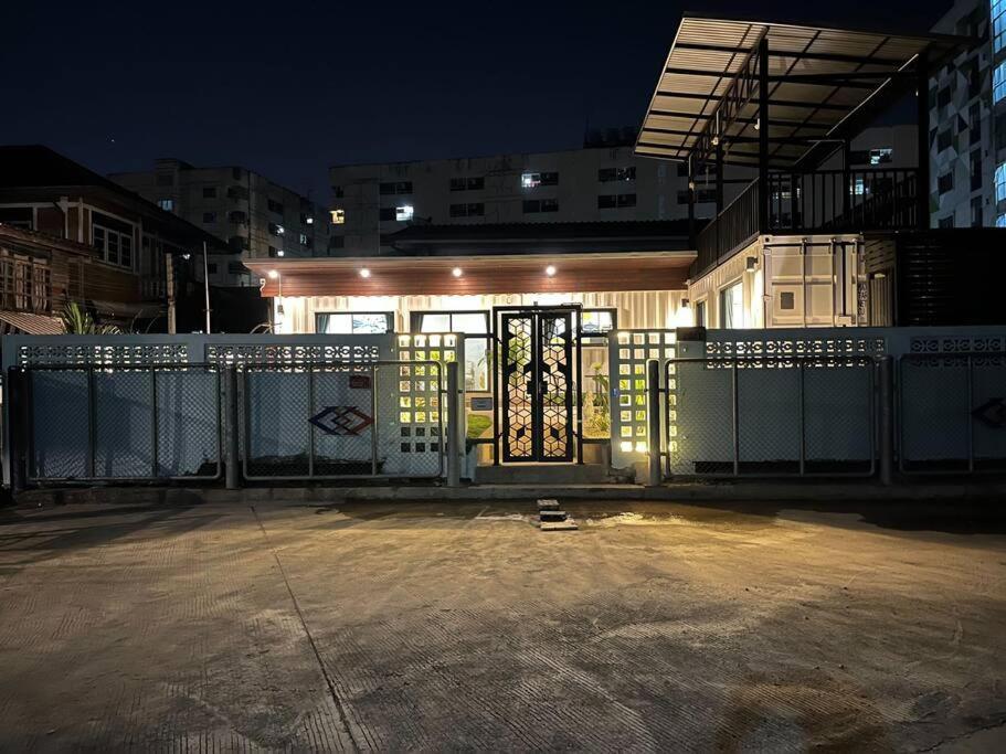 独立庭院 花园式的两卧两卫民宿 近mrt 2 Holiday home