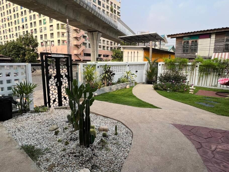 独立庭院 花园式的两卧两卫民宿 近mrt 2