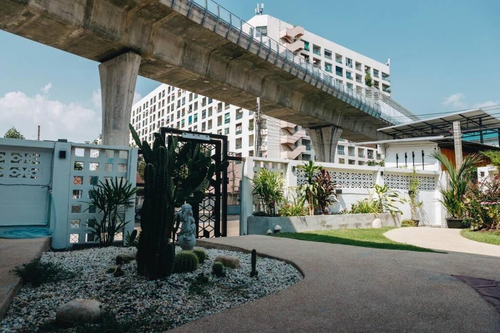 独立庭院 花园式的两卧两卫民宿 近mrt 2 Holiday home *