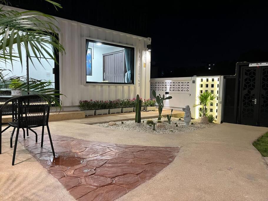 Holiday home 独立庭院 花园式的两卧两卫民宿 近mrt 2 *