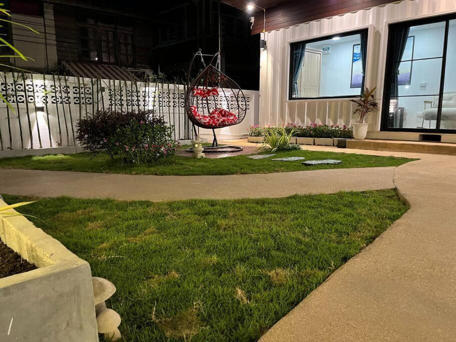 独立庭院 花园式的两卧两卫民宿 近mrt 2 Casa de férias